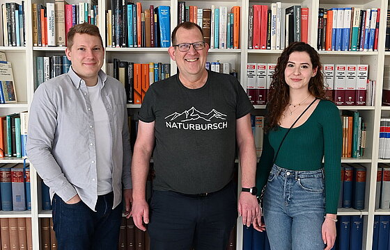 Wir begrüßen unsere neuen Masteranden im Frühjahr 2024. Von links nach rechts: B. Sc. Carl Rettig, PD Dr. Klaus Schaper, B. Sc. Anna Wyrwich.